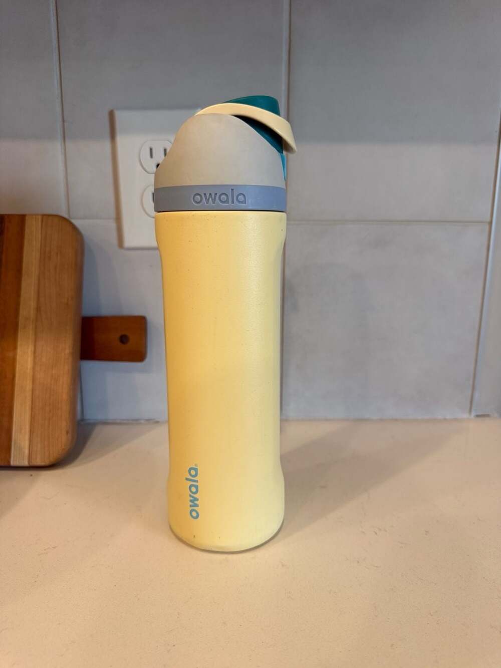 Owala FreeSip 24oz Insulated Stainless Steel Water Bottle - Lemonade - Picture 2 of 3